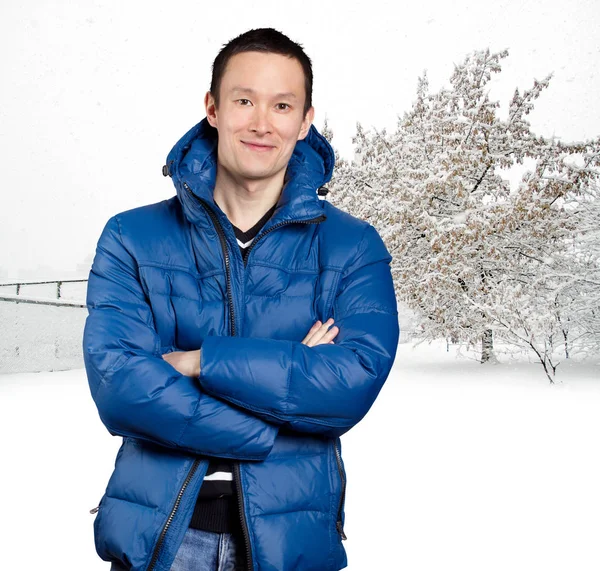 Gelukkig Aziatische Man Blauw Onderaan Gewatteerde Jas Tegen Een Achtergrond — Stockfoto