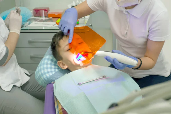Ortodonta Badanie Chłopiec Usta Ortodonta Umieścić Aparat Zęby Chłopak Boi — Zdjęcie stockowe