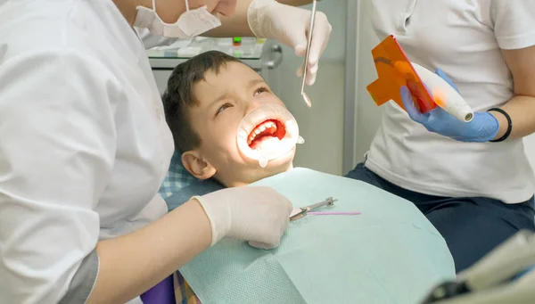 Ortodontista Examinando Boca Menino Ortodontista Pôs Aparelho Nos Dentes Menino — Fotografia de Stock