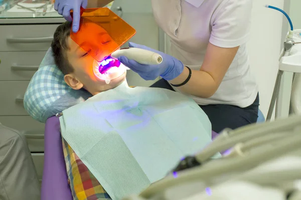 矯正検査の少年の口 矯正歯科は 歯にブレースを置きます 歯科医を恐れて少年 — ストック写真