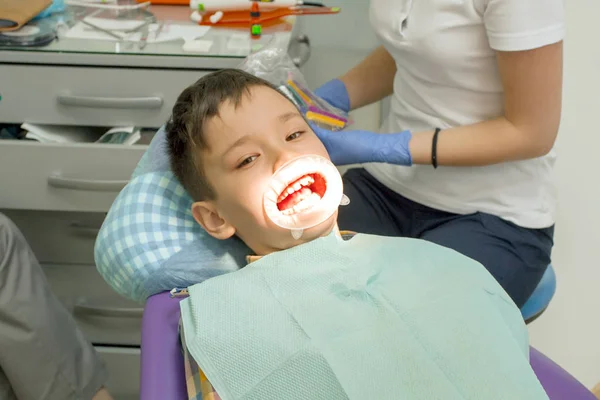 矯正検査の少年の口 矯正歯科は 歯にブレースを置きます 歯科医を恐れて少年 — ストック写真