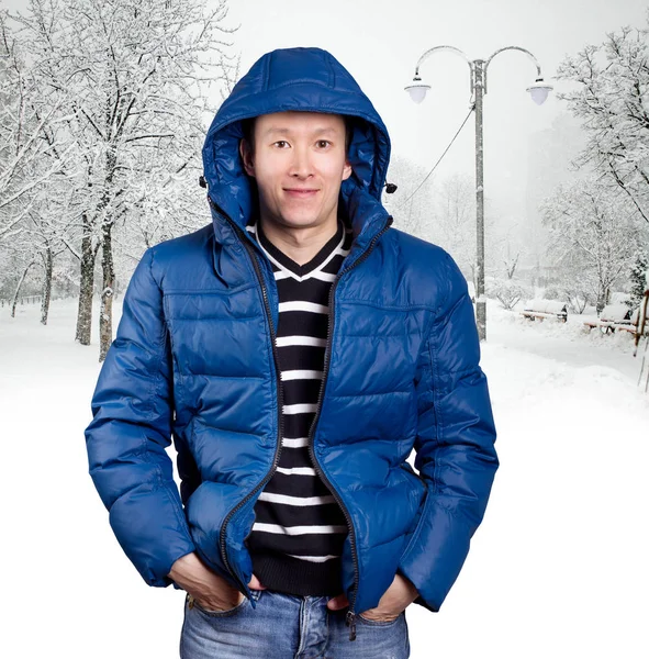 Glücklicher Asiatischer Mann Blauem Daunenmantel Vor Verschneitem Winterhintergrund Mann Freien — Stockfoto