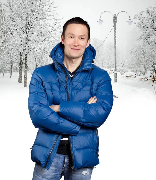 Hombre Asiático Feliz Abrigo Acolchado Azul Abajo Sobre Fondo Invierno —  Fotos de Stock