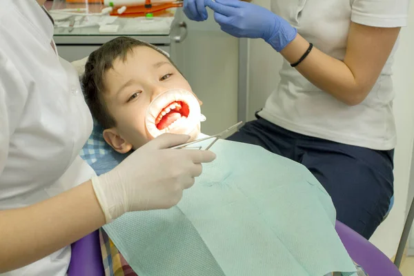 Ortodontist Undersökande Pojke Mun Ortodontist Pålagt Tänder Hängslen Pojke Rädd — Stockfoto