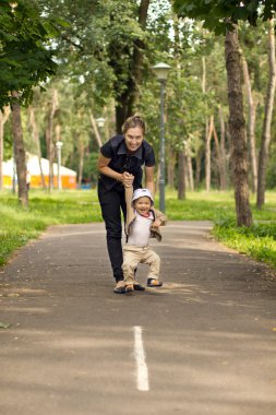 Parkta yürümek kadar kolay öğrenme bebek