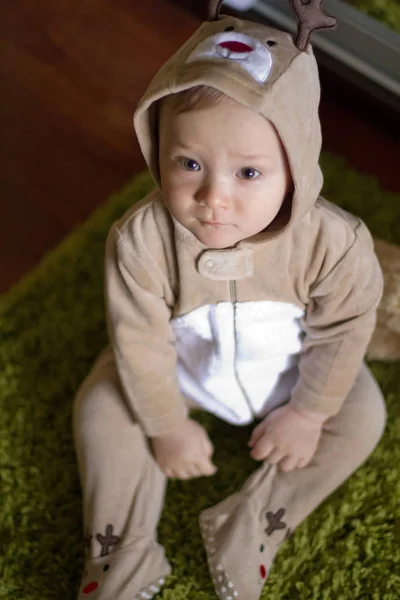 Bebé o niña vestido con traje de animal — Foto de Stock