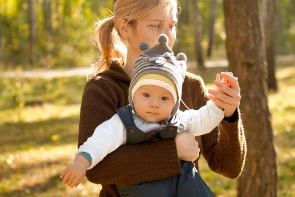 Babyjongen of meisje veel plezier buiten — Stockfoto