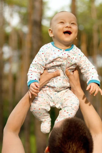 Babyjongen of meisje veel plezier buiten — Stockfoto