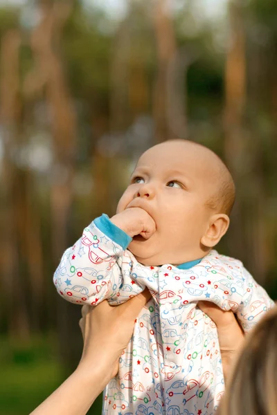 Bébé garçon ou fille amusez-vous en plein air — Photo