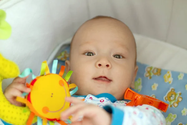 Menino ou menina deitada em Pram — Fotografia de Stock