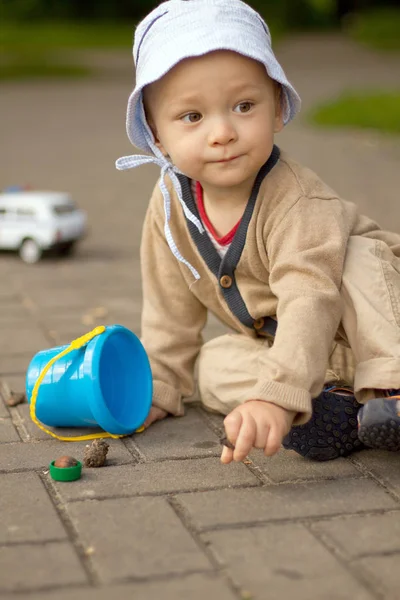 Детский мальчик играет на земле в пар — стоковое фото
