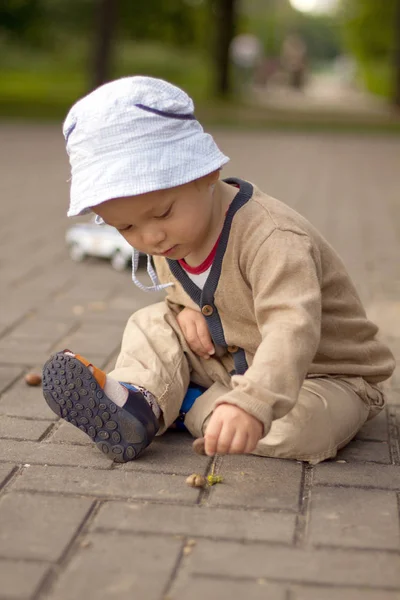 Детский мальчик играет на земле в пар — стоковое фото
