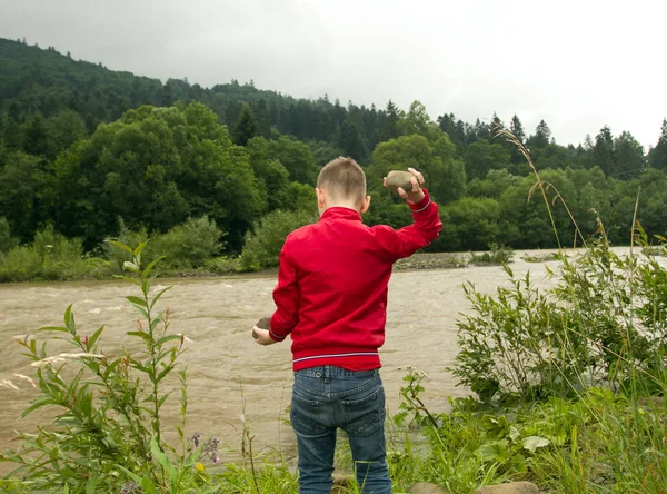 Çocuk Nehirde Taş Atmak Çocuk Kırmızı Ceket Taş Atar — Stok fotoğraf