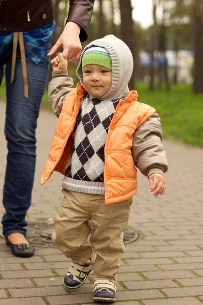 Bebé aprendiendo a caminar en el parque — Foto de Stock