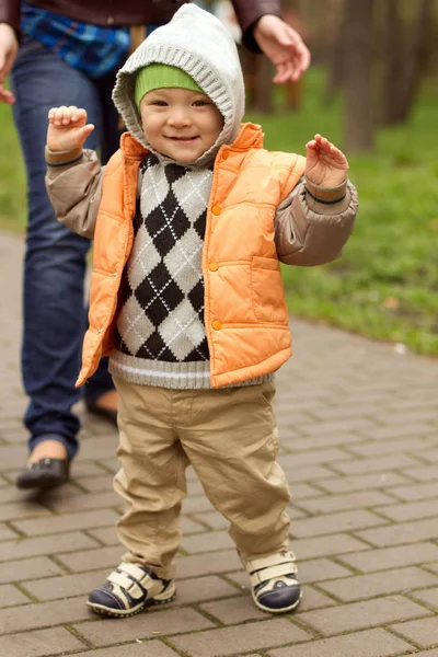 Baby Learning to Walk in Park — Stock Photo, Image