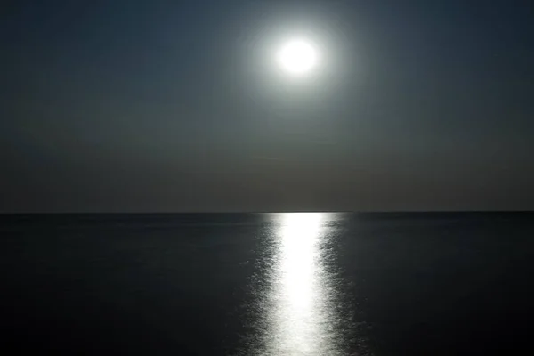 Luna sopra l'acqua con chiaro di luna — Foto Stock