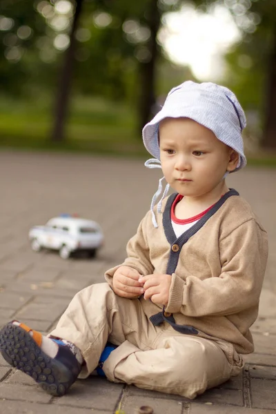 Baby Boy spelar på marken i Par — Stockfoto