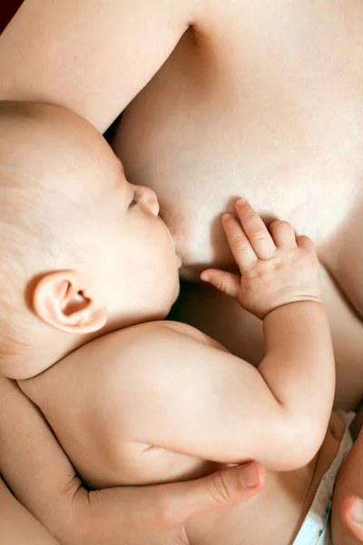 Mãe amamentando bebê — Fotografia de Stock