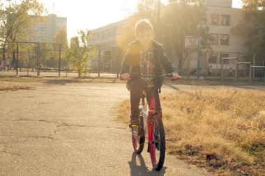 Mutlu çocuk bisiklete binmek