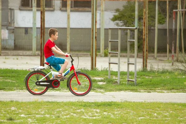 幸せな少年は自転車に乗る — ストック写真