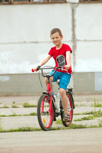 Szczęśliwy chłopiec jeździć na rowerze — Zdjęcie stockowe