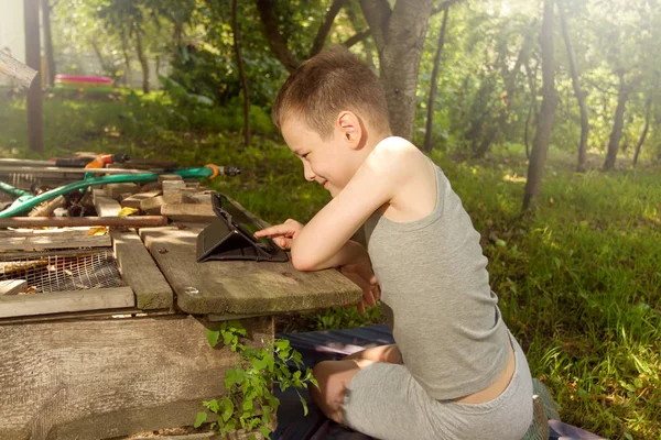 タブレットをしている少年 — ストック写真