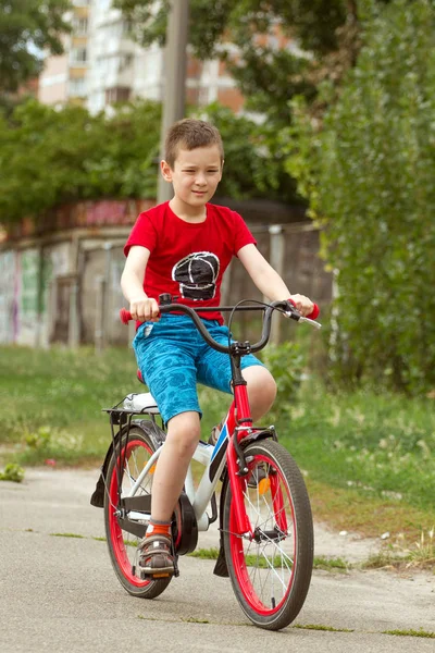 幸せな少年は自転車に乗る — ストック写真