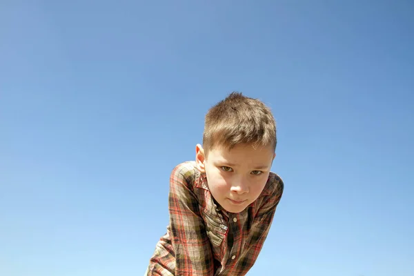 Happy boy jouer sur la place — Photo