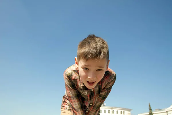 Счастливый мальчик играет на площади — стоковое фото