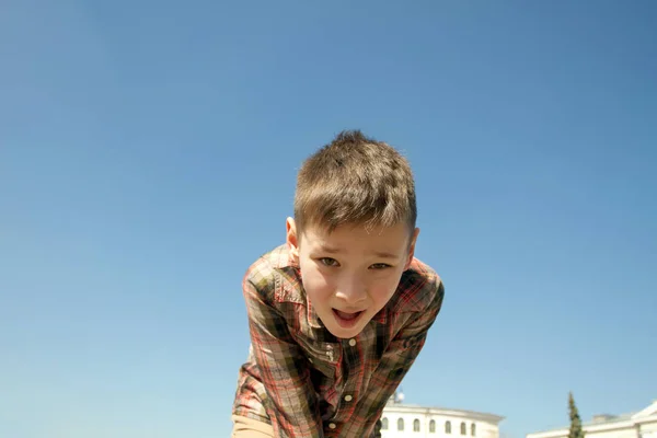 Happy boy jouer sur la place — Photo