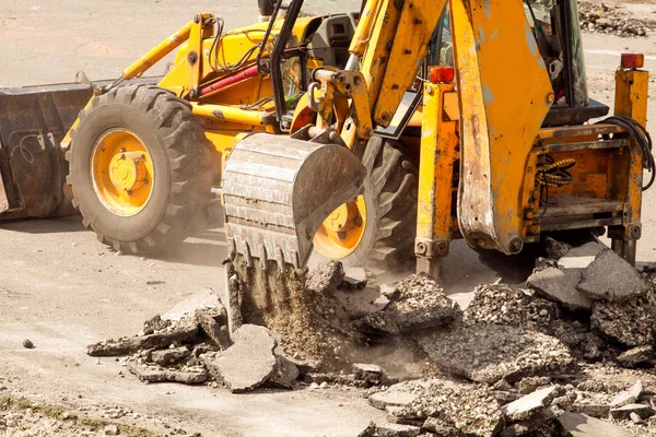 Tractor Dismantles Asphalt — Stock Photo, Image