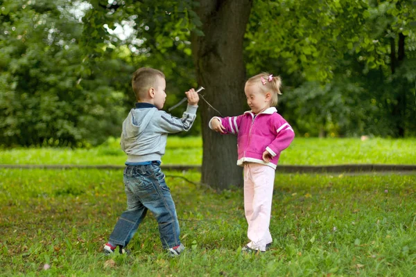 Pojke och flicka i skogen — Stockfoto