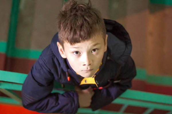 Niño con lindos ojos mirando a la cámara — Foto de Stock