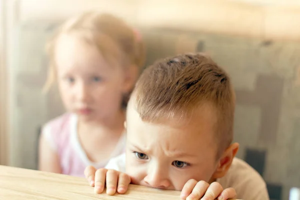 Jongen en meisje tv kijken — Stockfoto