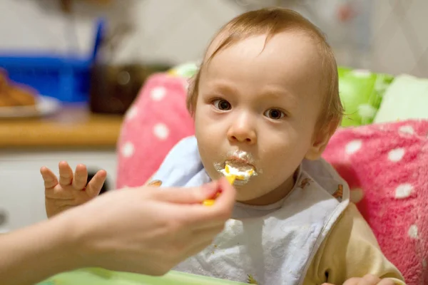 Мать кормит маленького ребенка — стоковое фото
