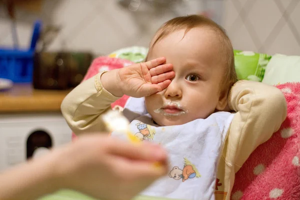 Moeder voeden kleine baby — Stockfoto
