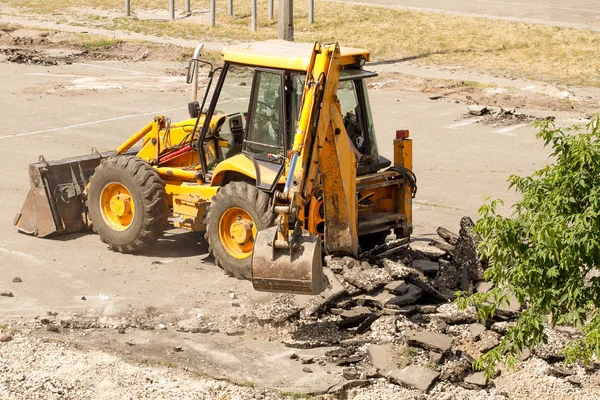 Ciągnik Dismantles asfalt — Zdjęcie stockowe