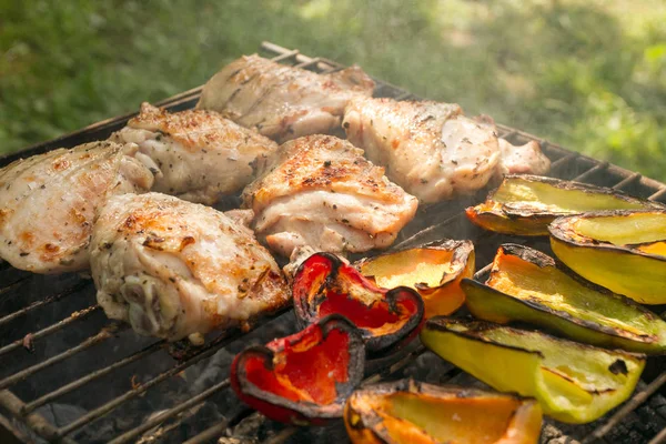 Verduras a la parrilla y aves de corral —  Fotos de Stock