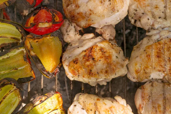 Verduras a la parrilla y aves de corral —  Fotos de Stock