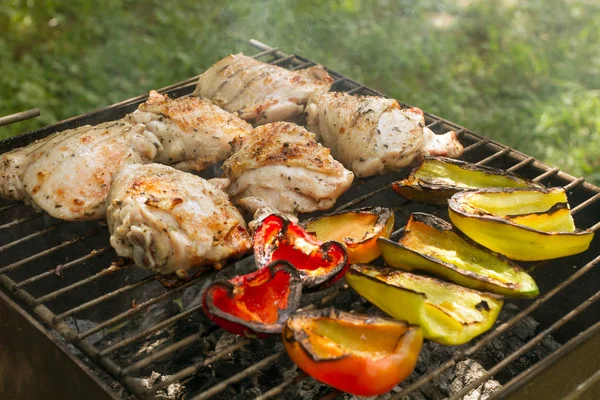 Verduras a la parrilla y aves de corral —  Fotos de Stock