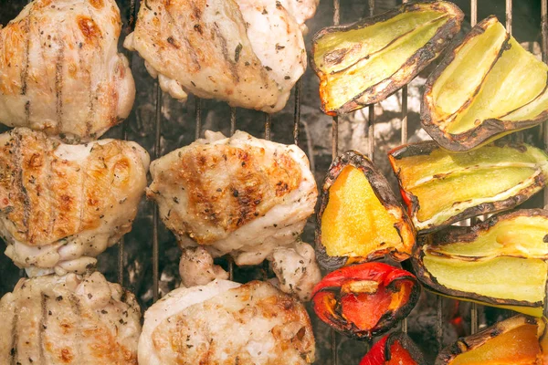 Verduras a la parrilla y aves de corral —  Fotos de Stock