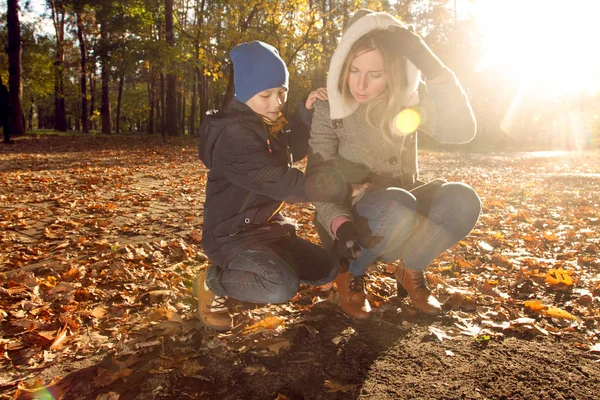 Son and Mother in the Park — Stock Photo, Image