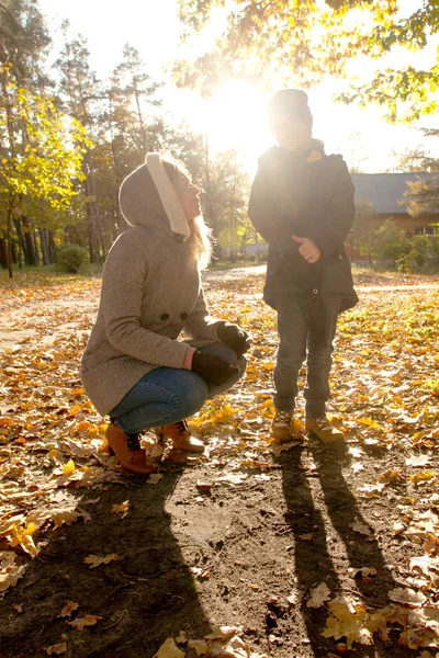 Son och mor i parken — Stockfoto