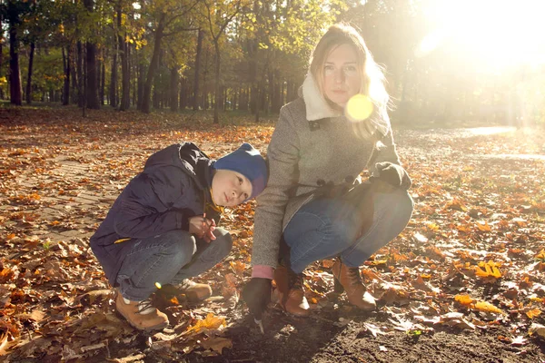 Son och mor i parken — Stockfoto