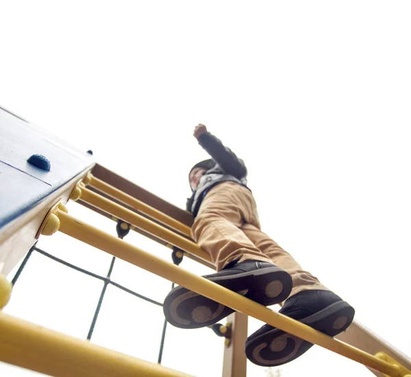 Junge klettert an die Spitze — Stockfoto