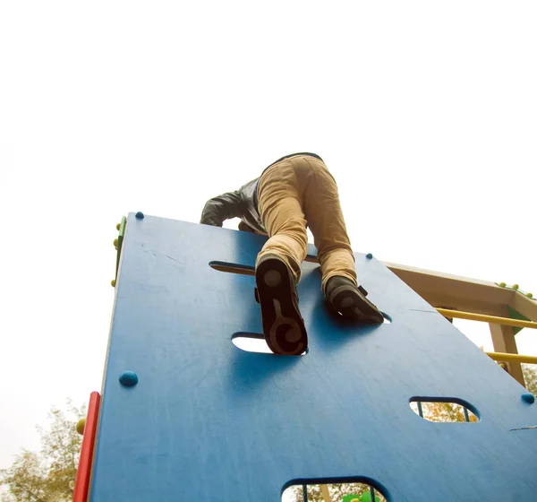 Jongen klimt naar de top — Stockfoto