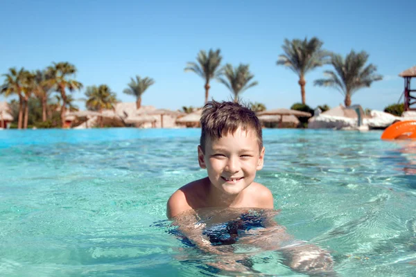 Boy in the swimming pool — Stock Photo, Image