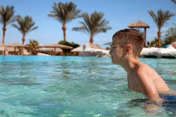 Pojke i poolen — Stockfoto