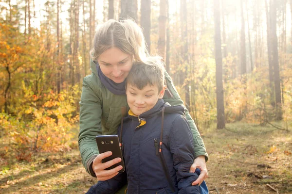 Syn i matka robią selfie w parku — Zdjęcie stockowe