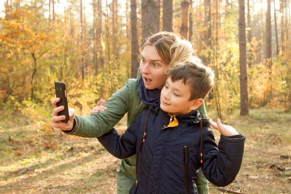 Hijo y madre están haciendo selfie en el parque —  Fotos de Stock